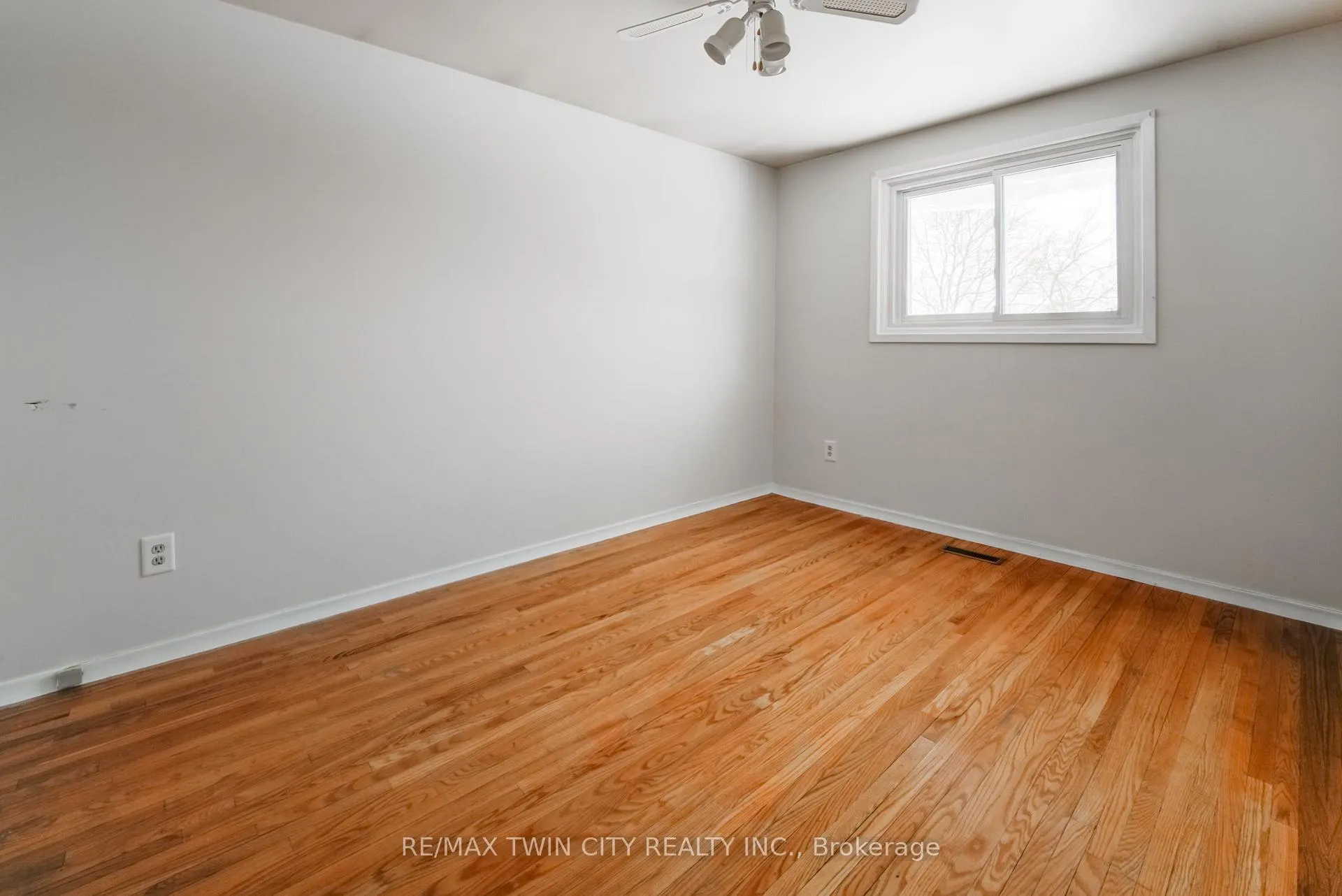 Photo 9 of 122 Forest Glen Crescent, Kitchener — HOMEH