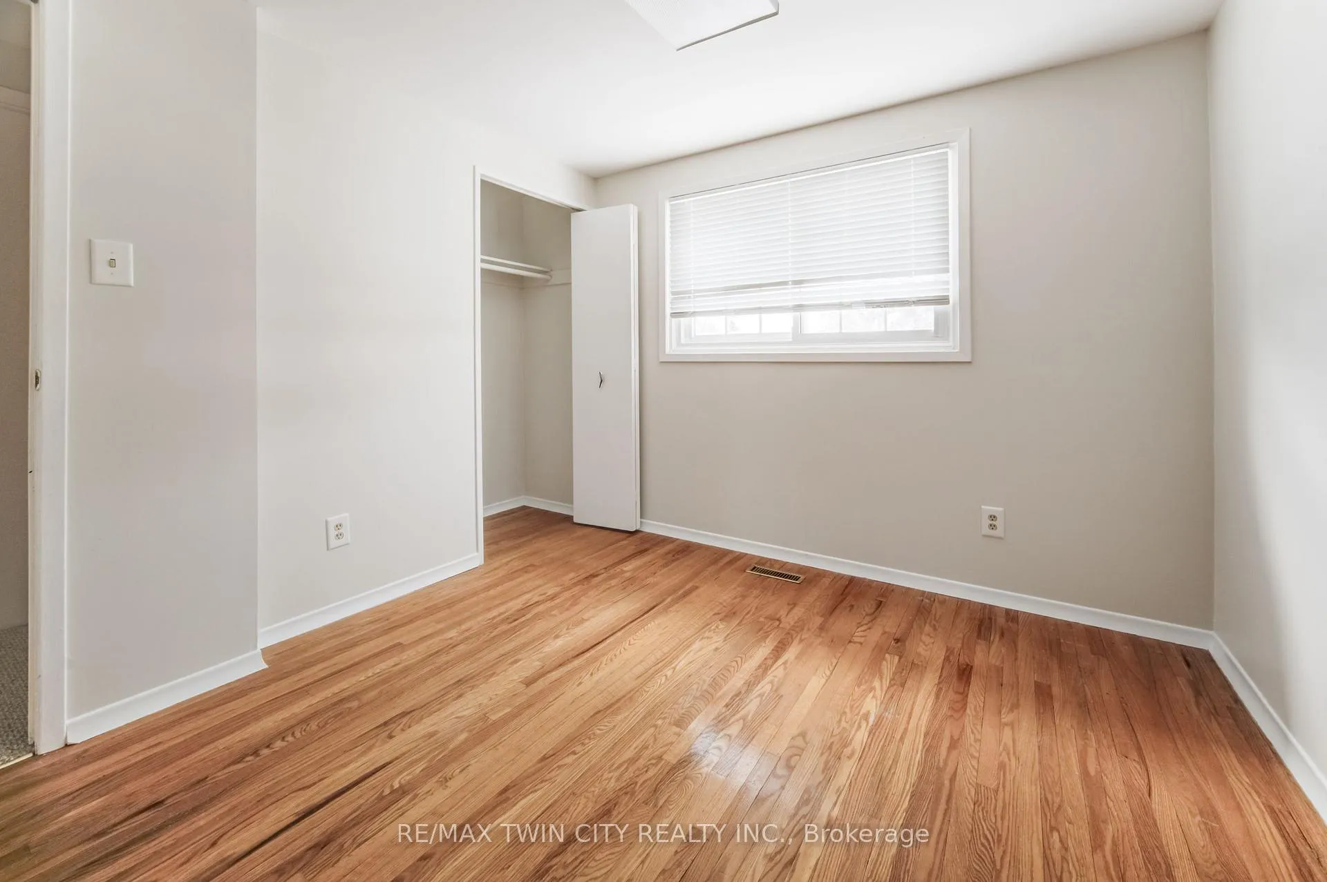 Photo 12 of 122 Forest Glen Crescent, Kitchener — HOMEH