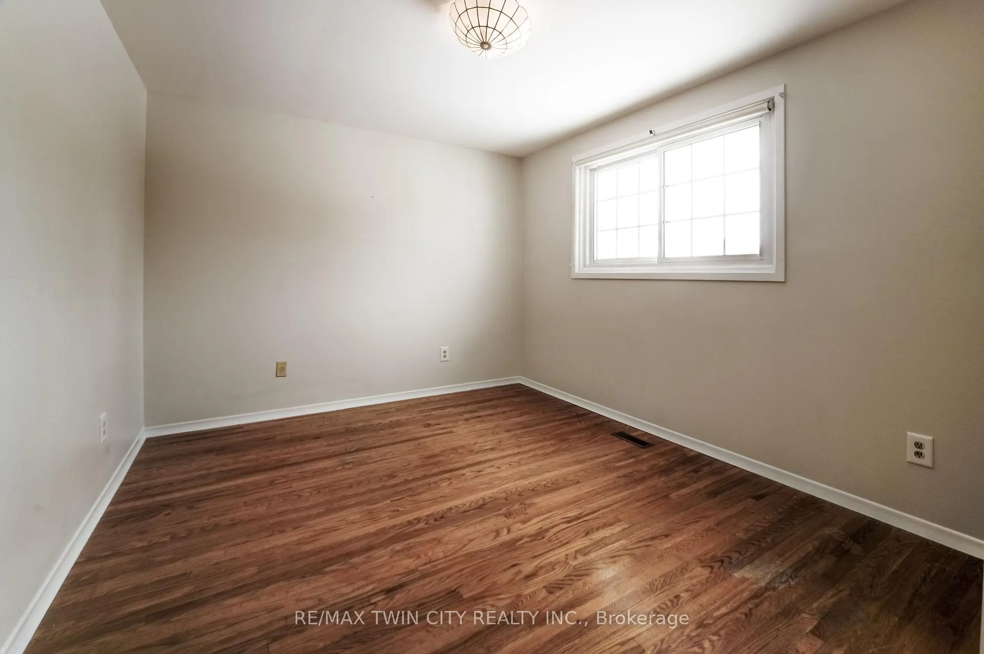 Photo 13 of 122 Forest Glen Crescent, Kitchener — HOMEH