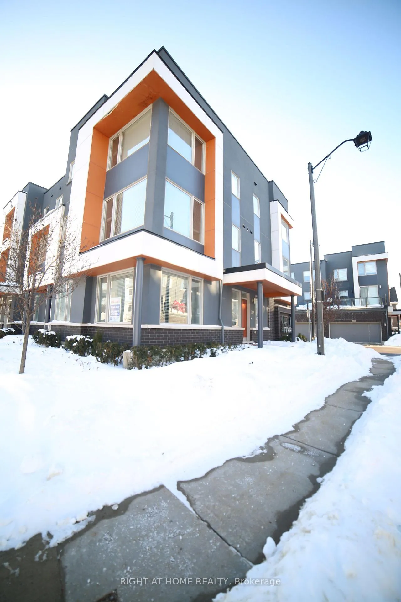 Photo 1 of Unit 33, 3019 Creekshore Common, Oakville, Glenorchy — HOMEH