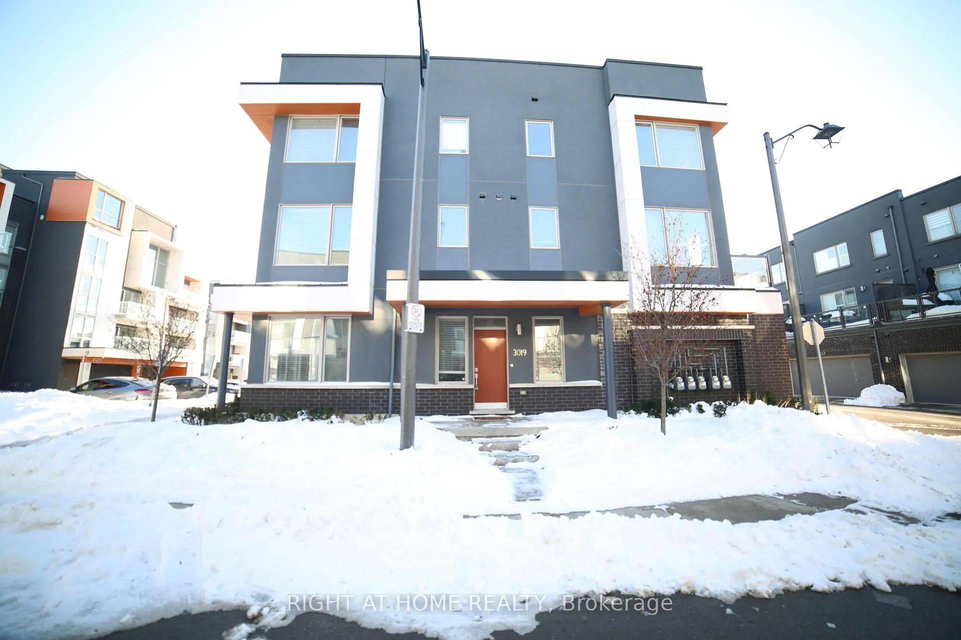 Photo 2 of Unit 33, 3019 Creekshore Common, Oakville, Glenorchy — HOMEH