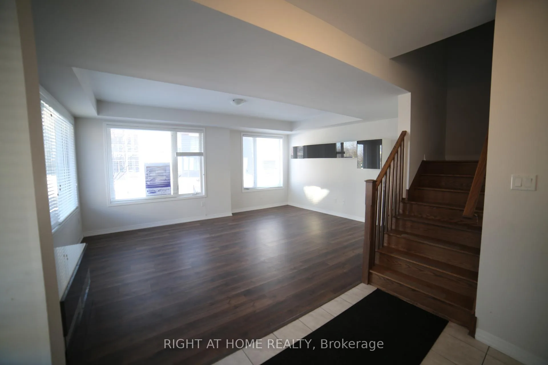 Photo 3 of Unit 33, 3019 Creekshore Common, Oakville, Glenorchy — HOMEH