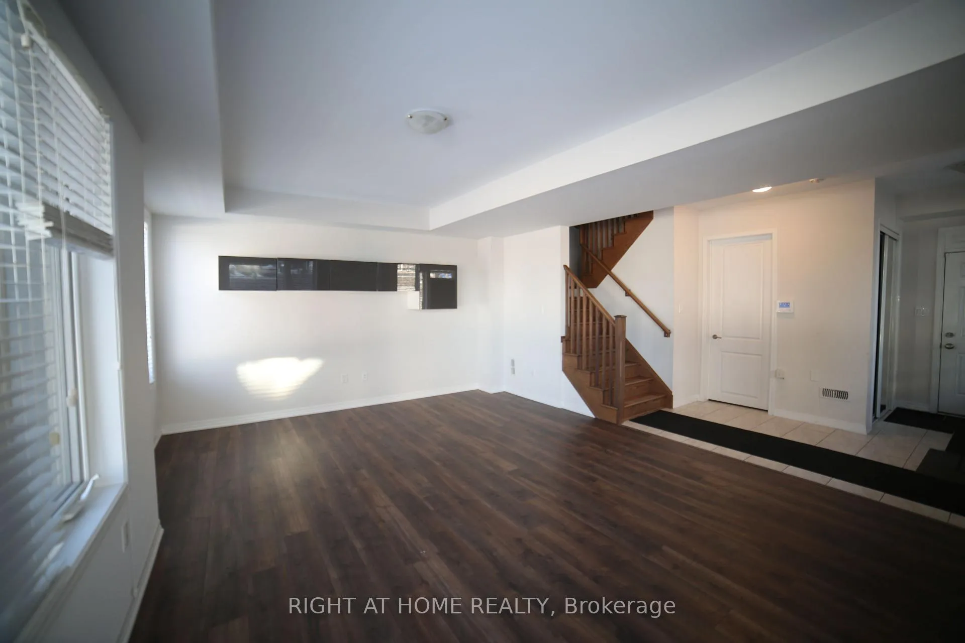 Photo 4 of Unit 33, 3019 Creekshore Common, Oakville, Glenorchy — HOMEH