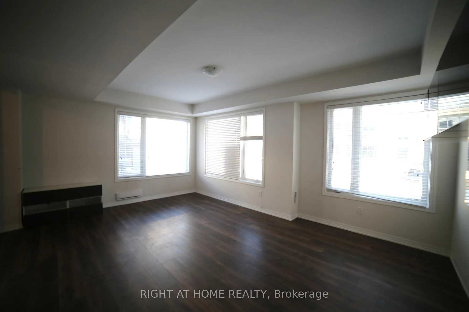 Photo 5 of Unit 33, 3019 Creekshore Common, Oakville, Glenorchy — HOMEH
