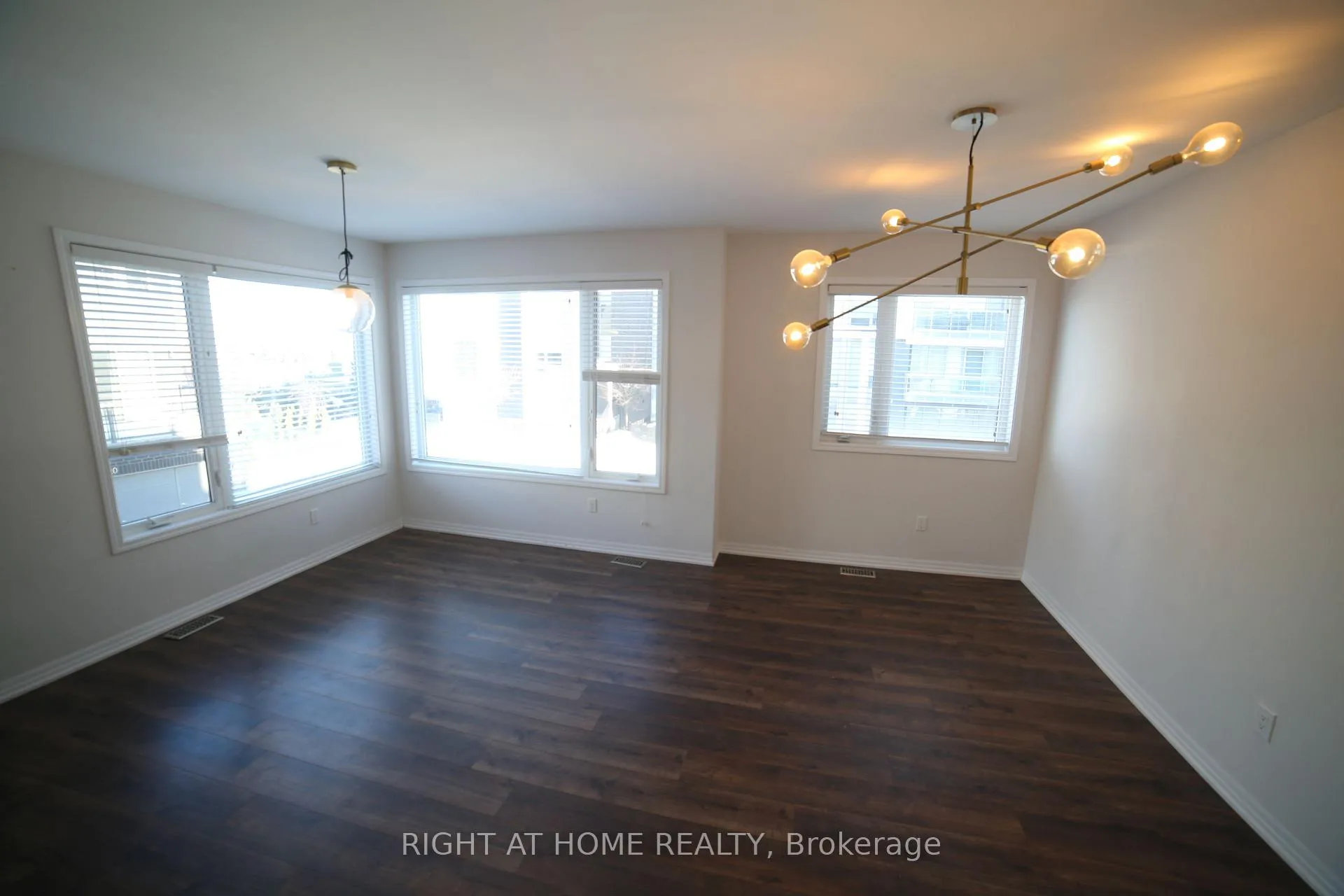 Photo 7 of Unit 33, 3019 Creekshore Common, Oakville, Glenorchy — HOMEH