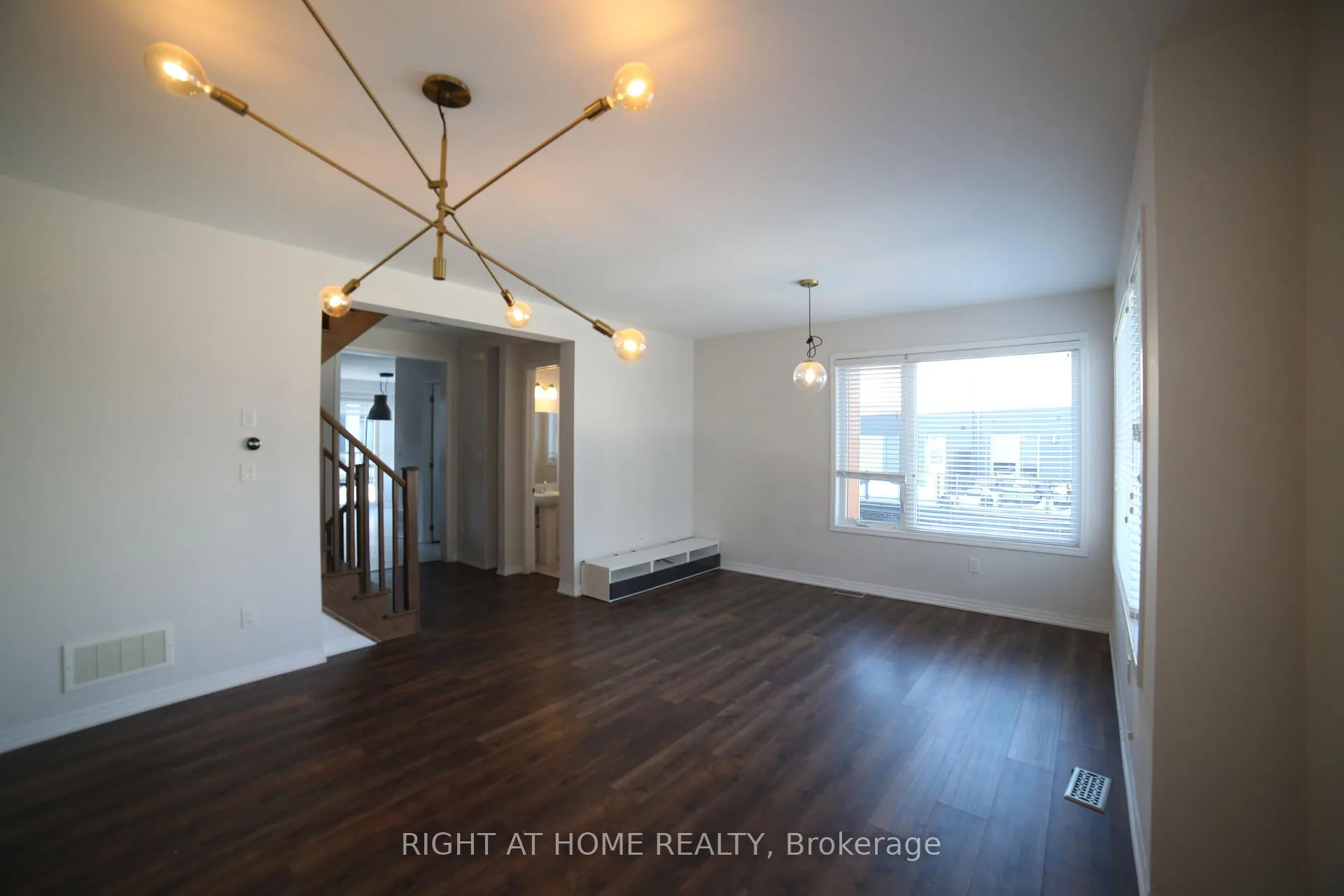 Photo 8 of Unit 33, 3019 Creekshore Common, Oakville, Glenorchy — HOMEH