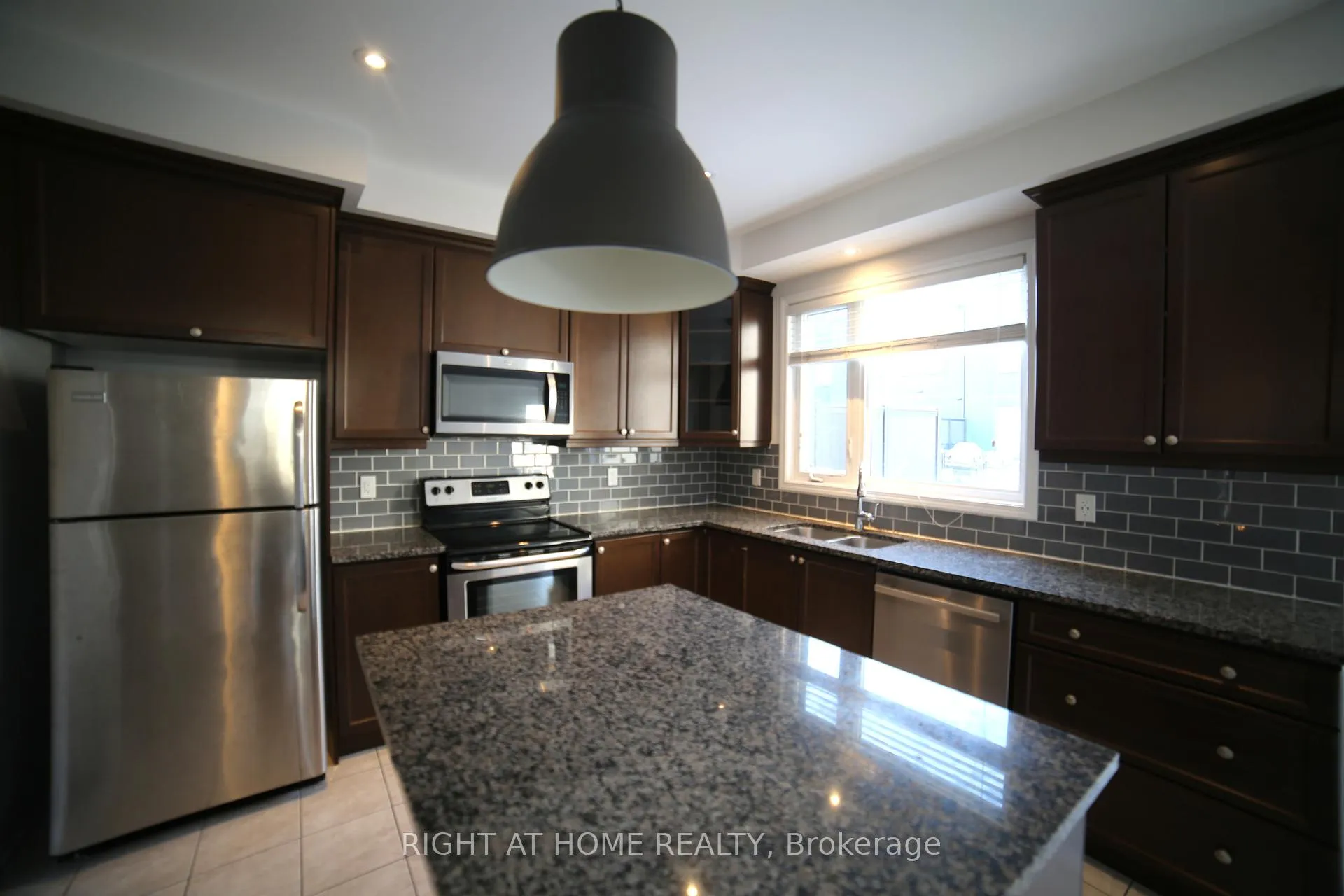 Photo 11 of Unit 33, 3019 Creekshore Common, Oakville, Glenorchy — HOMEH