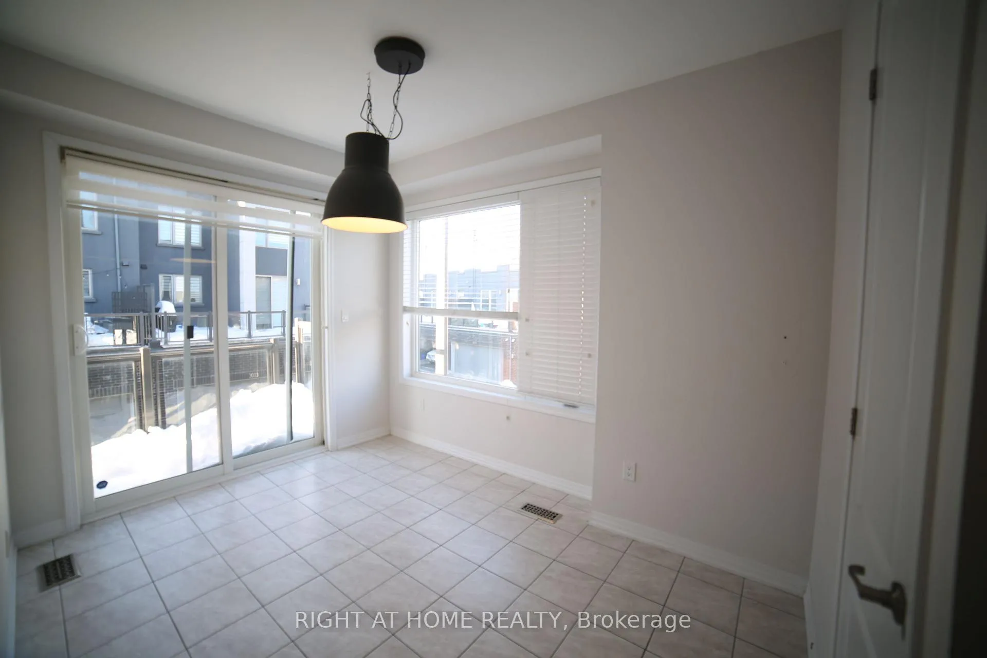 Photo 12 of Unit 33, 3019 Creekshore Common, Oakville, Glenorchy — HOMEH