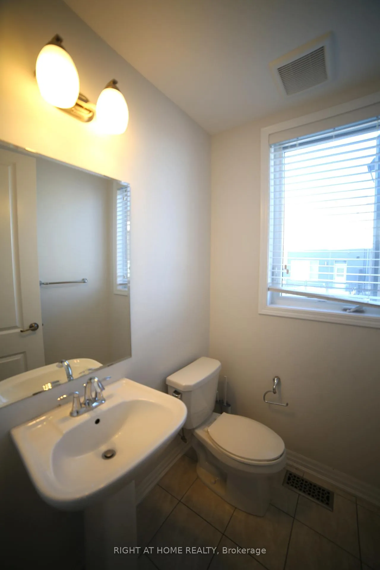 Photo 15 of Unit 33, 3019 Creekshore Common, Oakville, Glenorchy — HOMEH