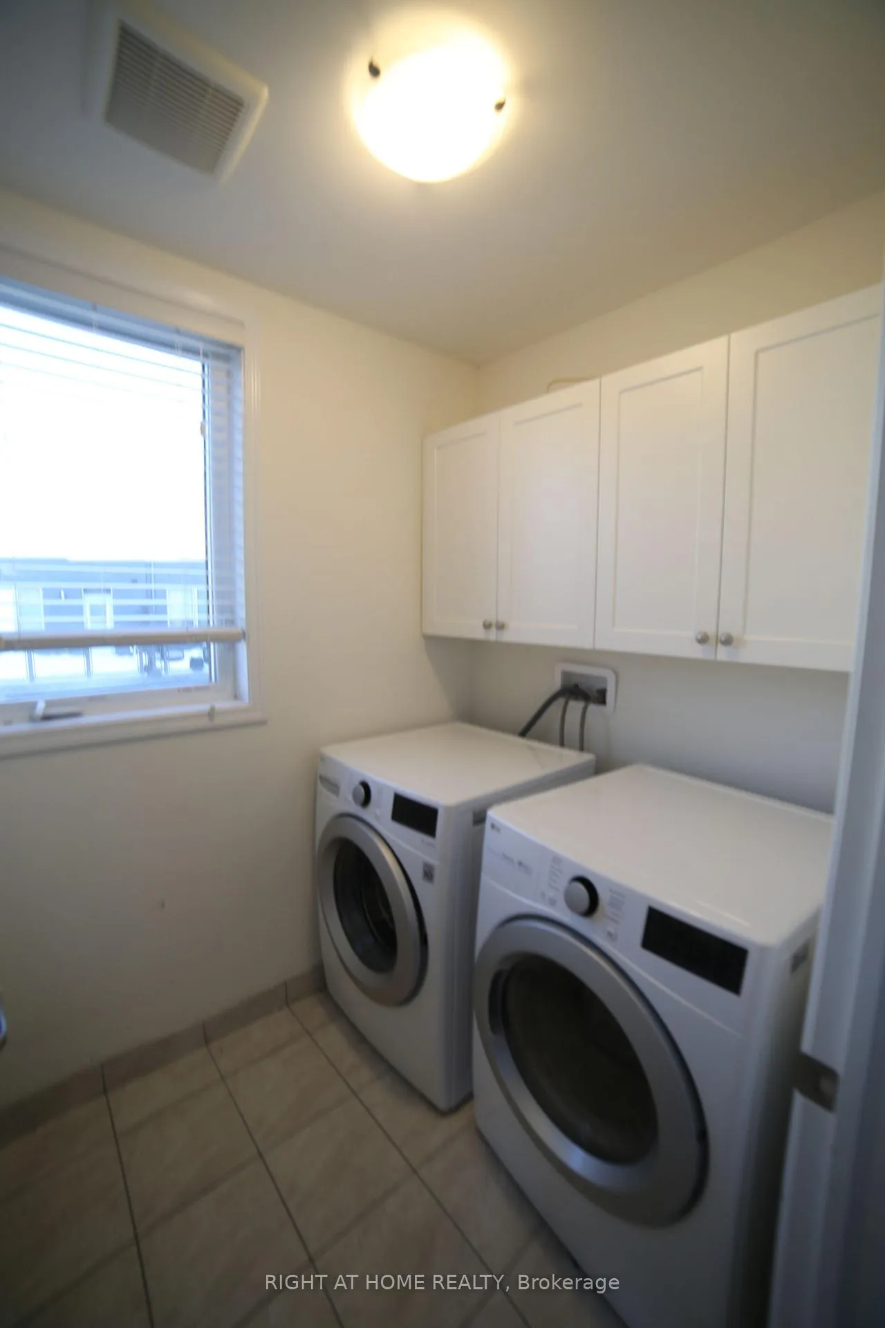 Photo 16 of Unit 33, 3019 Creekshore Common, Oakville, Glenorchy — HOMEH