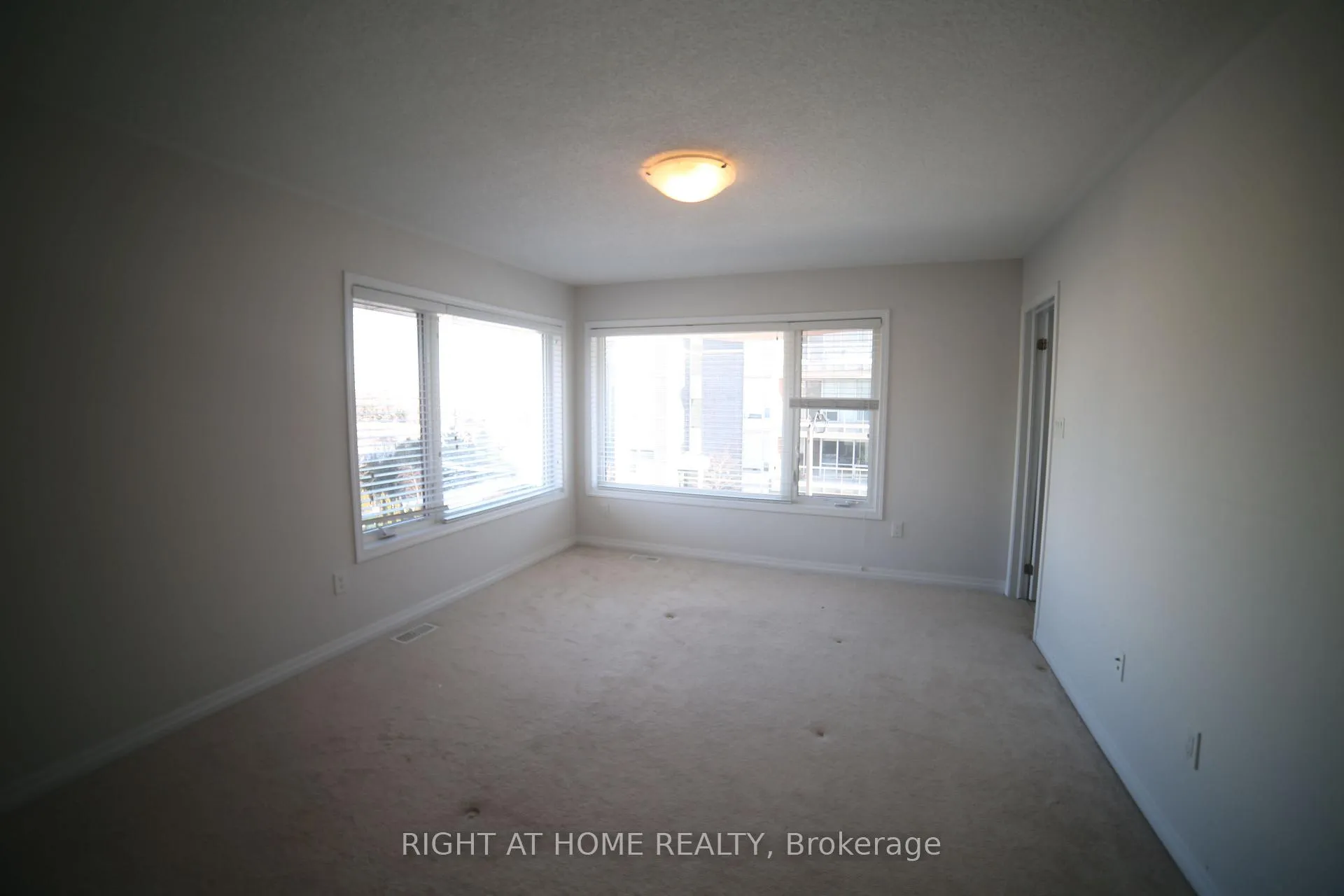 Photo 17 of Unit 33, 3019 Creekshore Common, Oakville, Glenorchy — HOMEH