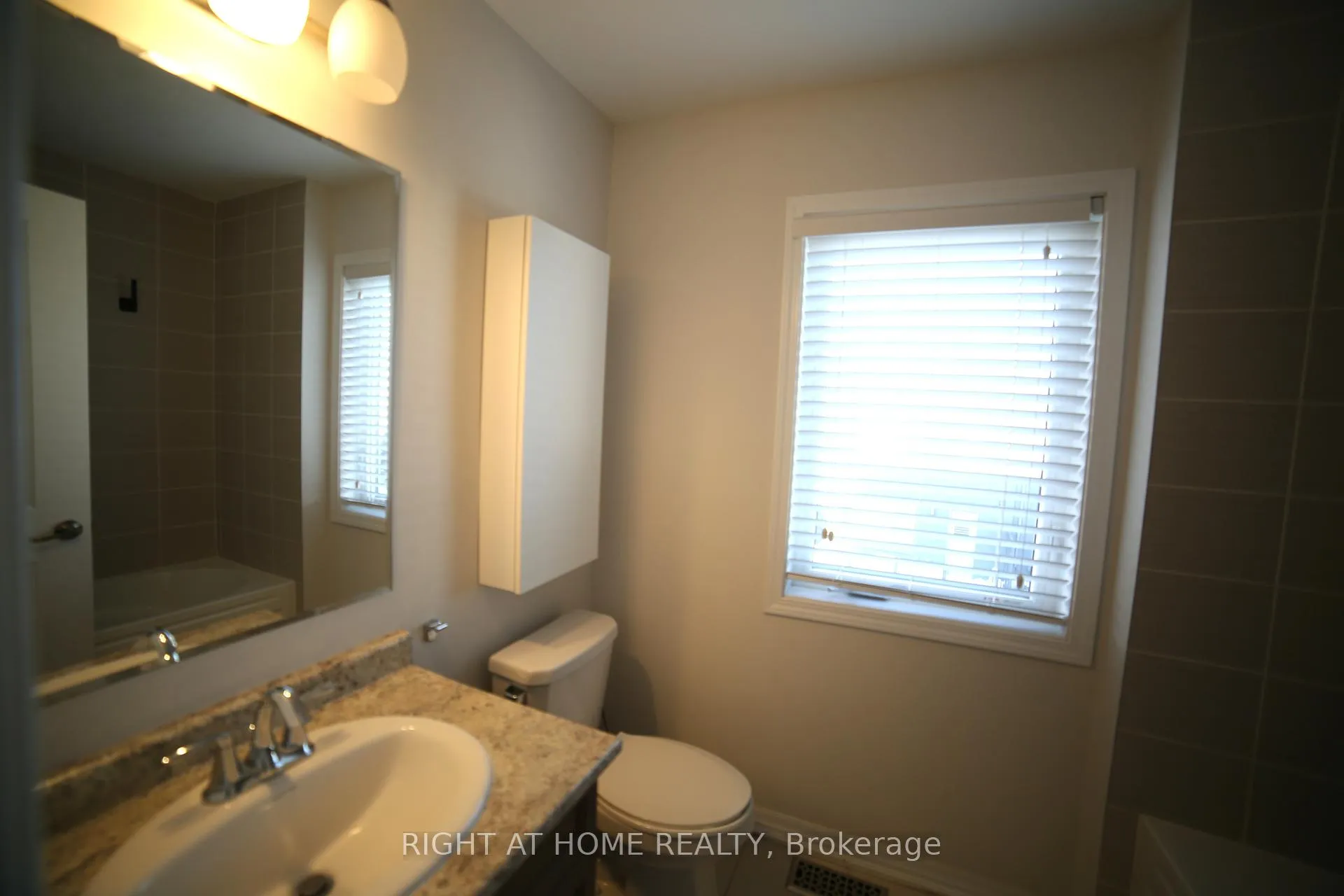Photo 21 of Unit 33, 3019 Creekshore Common, Oakville, Glenorchy — HOMEH