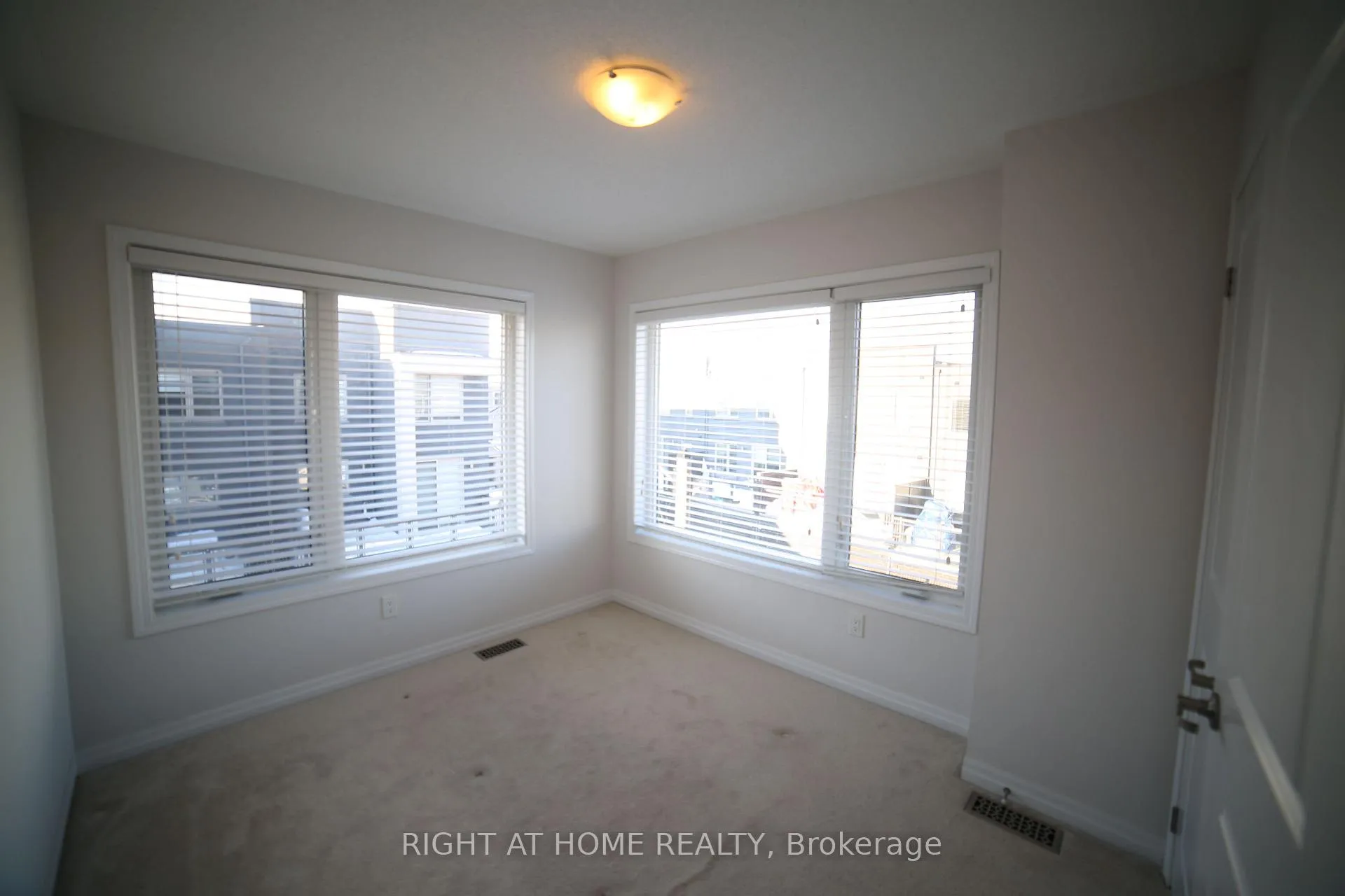 Photo 23 of Unit 33, 3019 Creekshore Common, Oakville, Glenorchy — HOMEH