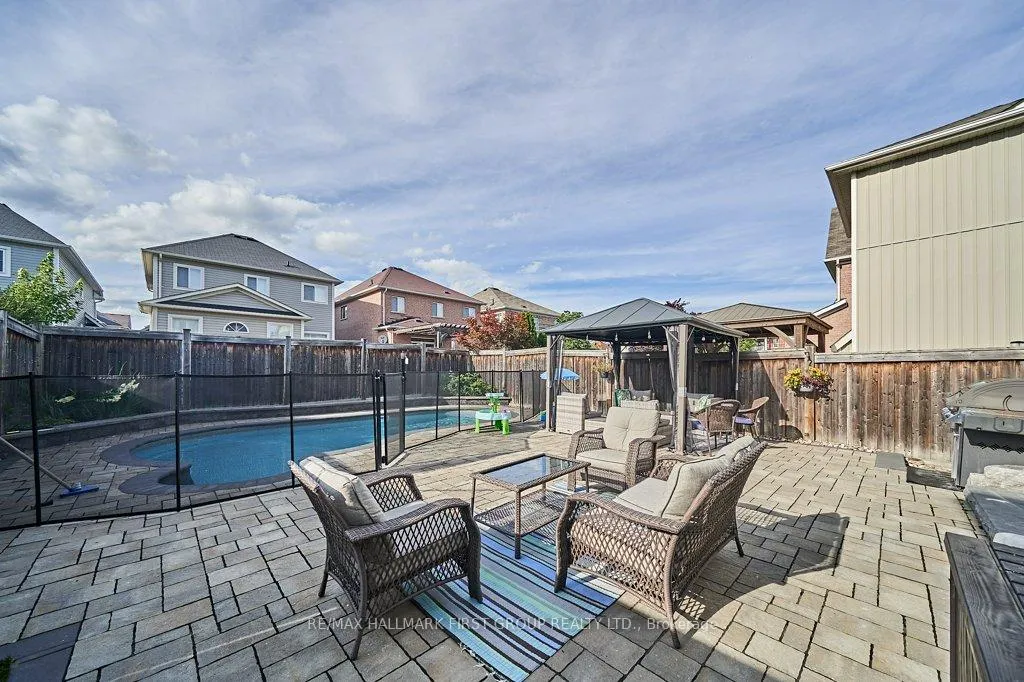Photo 5 of 6 Mildenhall Place, Whitby, Brooklin — HOMEH