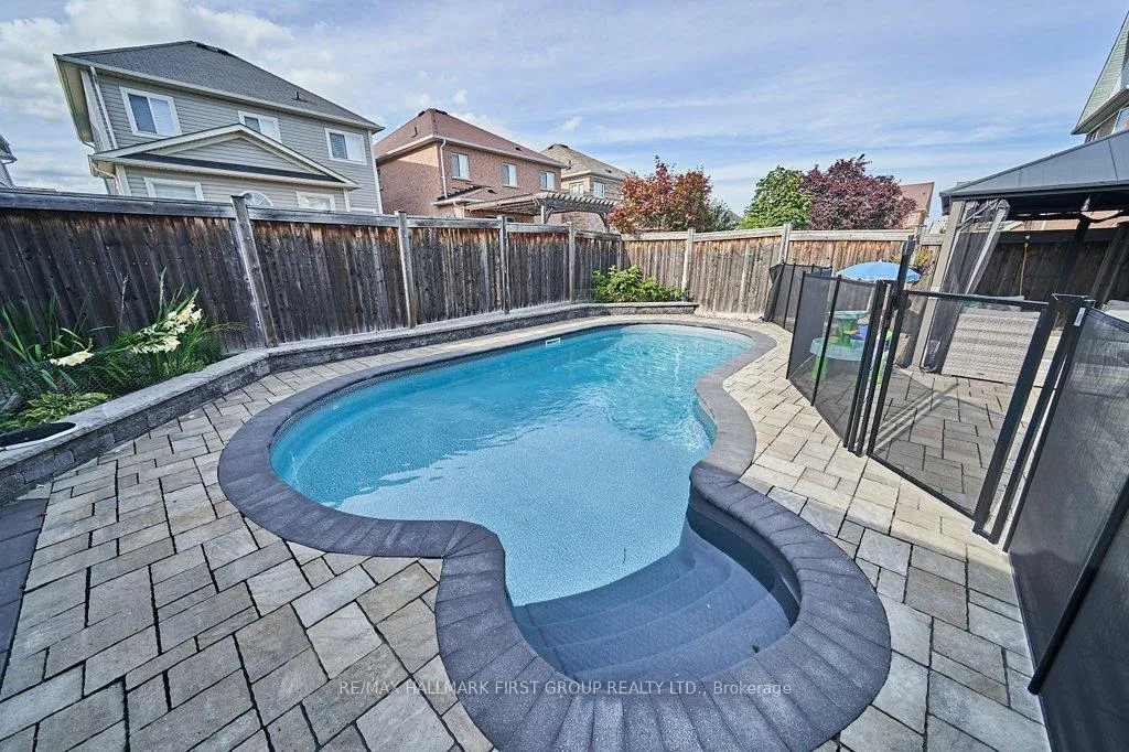 Photo 8 of 6 Mildenhall Place, Whitby, Brooklin — HOMEH