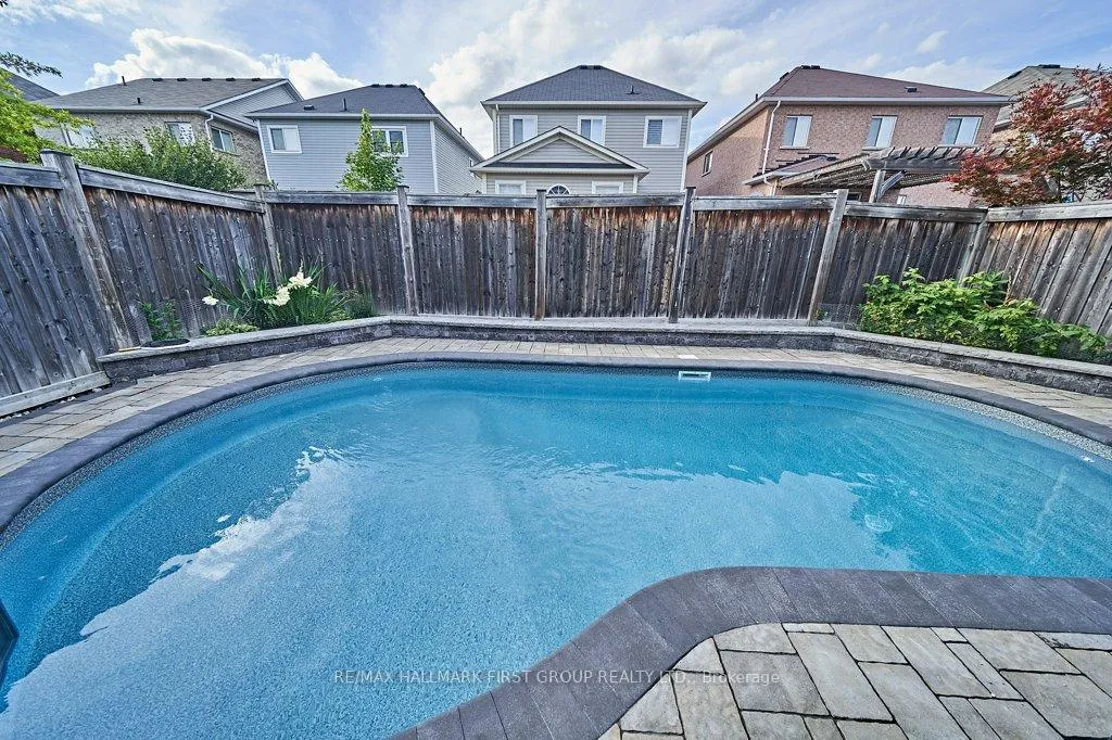 Photo 9 of 6 Mildenhall Place, Whitby, Brooklin — HOMEH