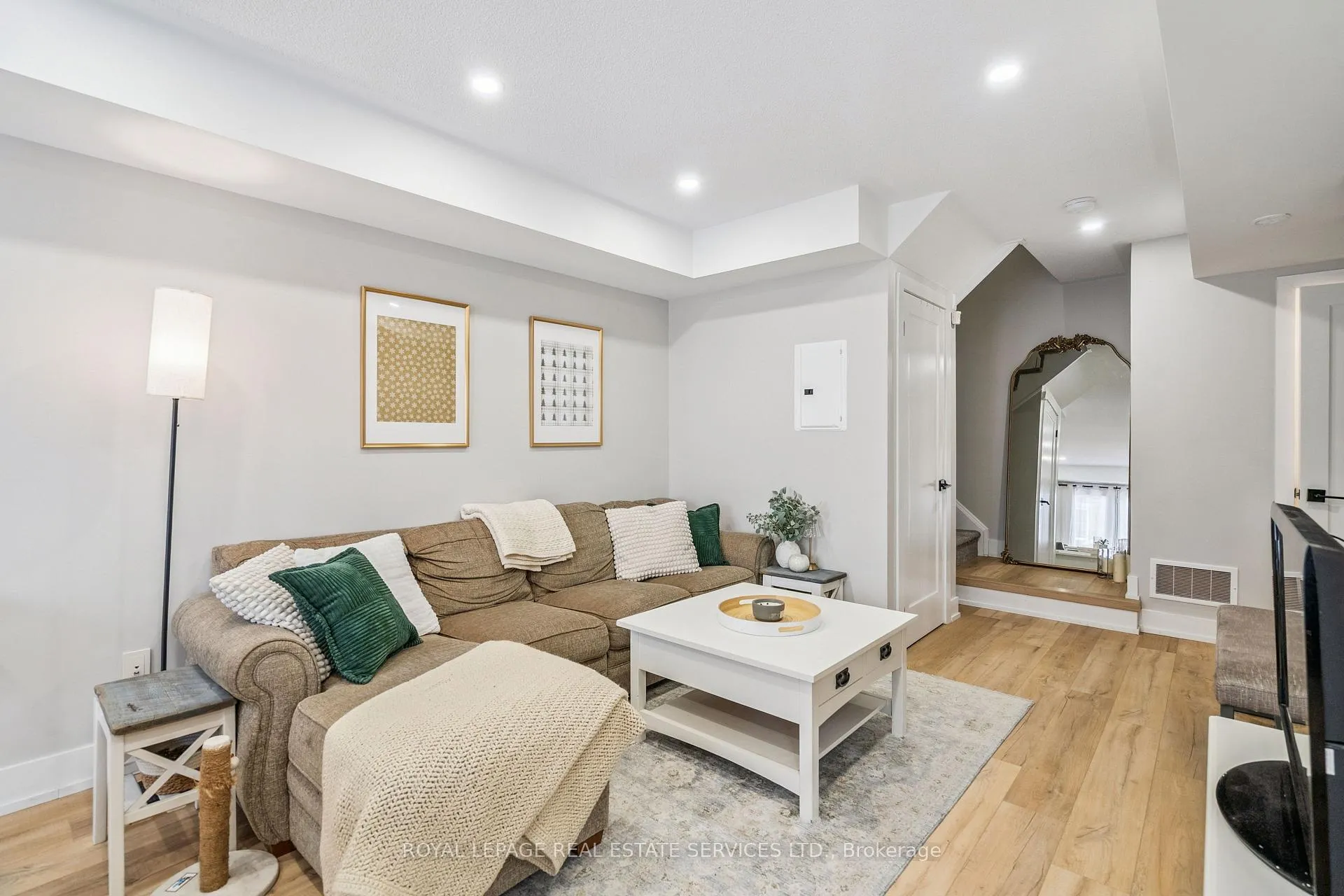 Photo 3 of Unit 9, 2444 Post Road, Oakville, River Oaks — HOMEH