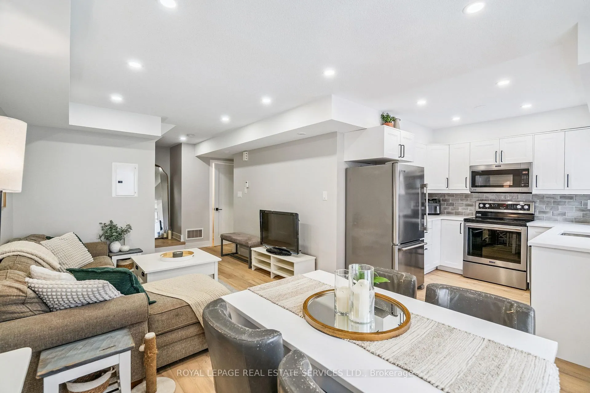 Photo 6 of Unit 9, 2444 Post Road, Oakville, River Oaks — HOMEH