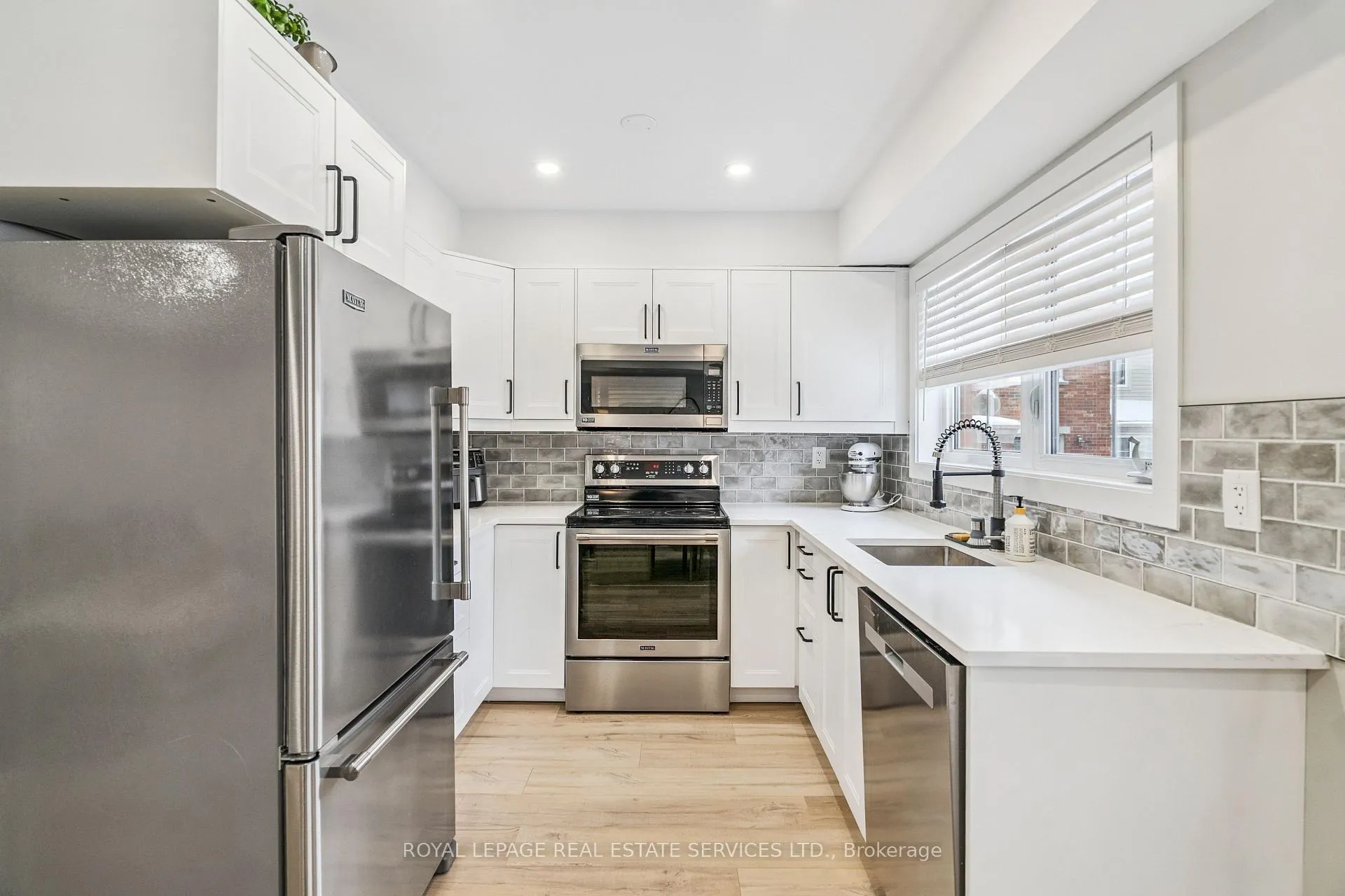 Photo 7 of Unit 9, 2444 Post Road, Oakville, River Oaks — HOMEH