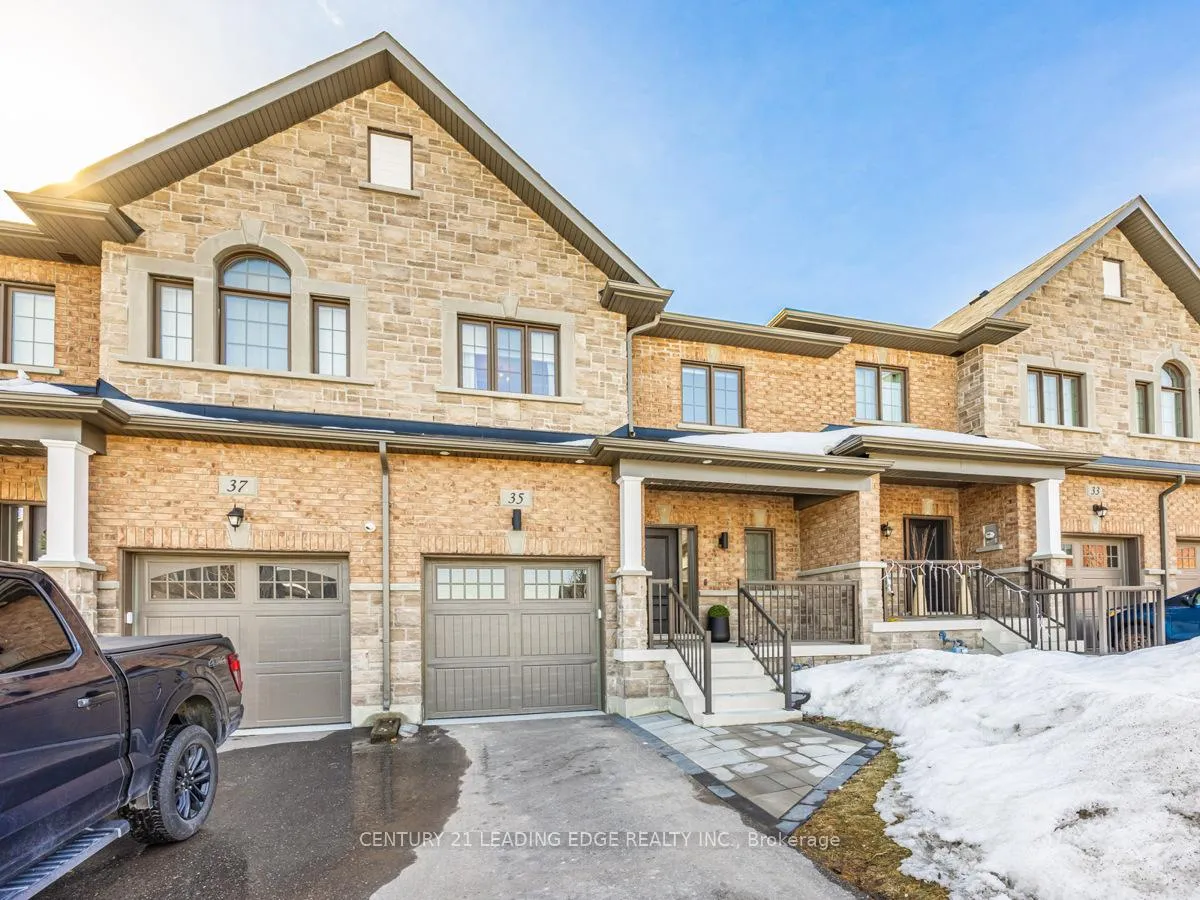 Photo 2 of 35 Gord Matthews Way, Uxbridge — HOMEH