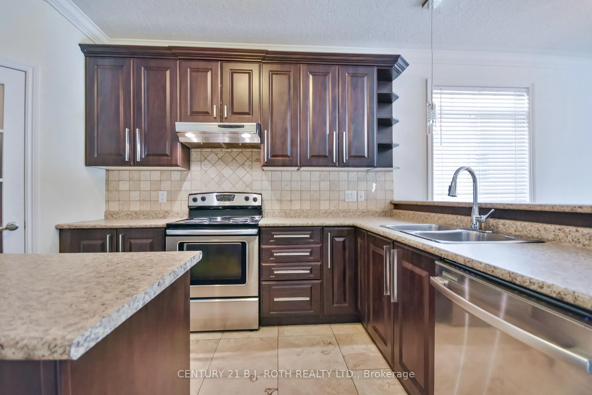 Photo 4 of 49 Athabaska Road, Barrie, Holly — HOMEH