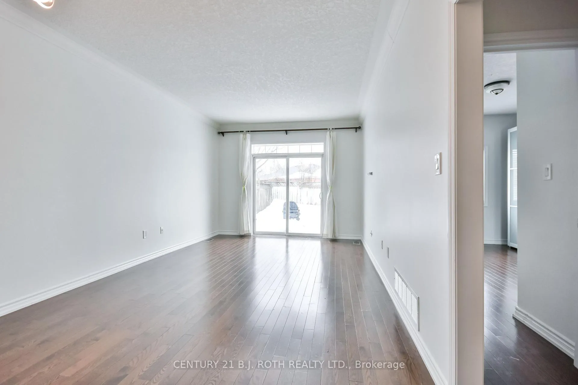 Photo 8 of 49 Athabaska Road, Barrie, Holly — HOMEH