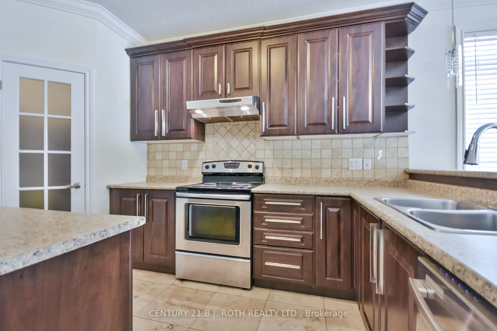 Photo 14 of 49 Athabaska Road, Barrie, Holly — HOMEH