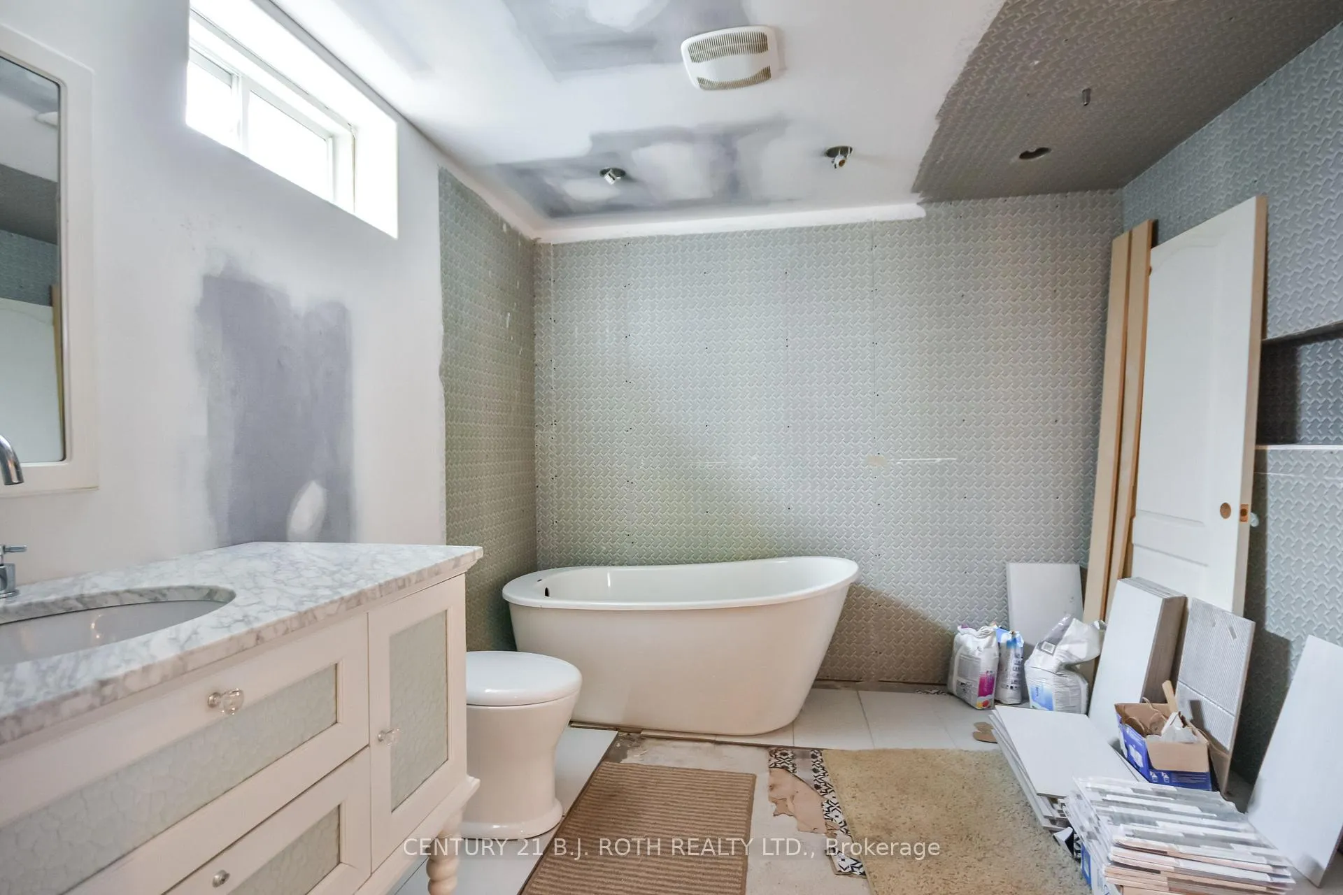 Photo 24 of 49 Athabaska Road, Barrie, Holly — HOMEH