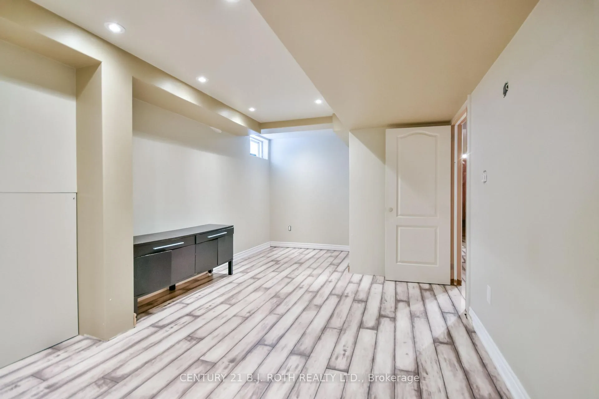 Photo 25 of 49 Athabaska Road, Barrie, Holly — HOMEH