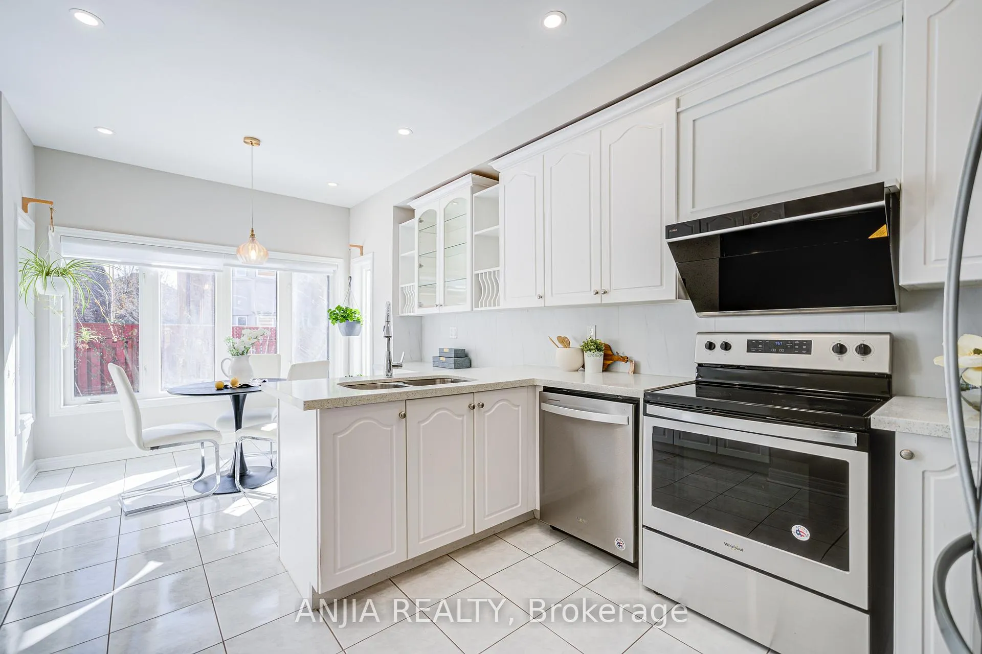 Photo 16 of 23 Arbourview Drive, Vaughan, Patterson — HOMEH