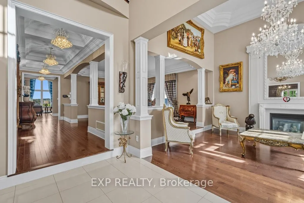 Photo 3 of 22 Longthorpe Court, Aurora, Bayview Southeast — HOMEH
