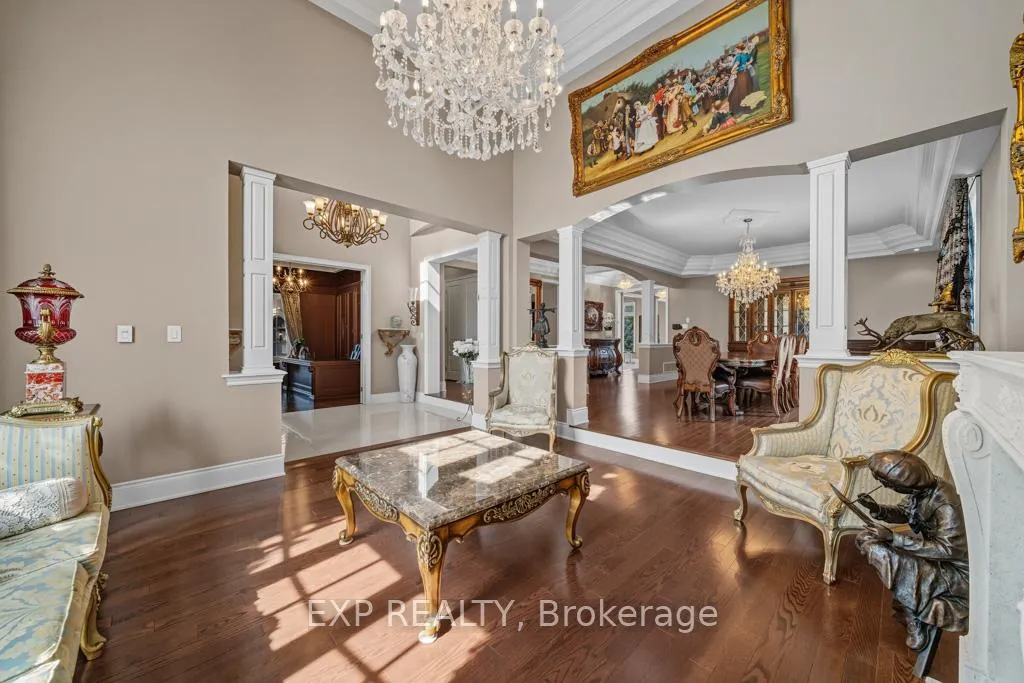 Photo 5 of 22 Longthorpe Court, Aurora, Bayview Southeast — HOMEH