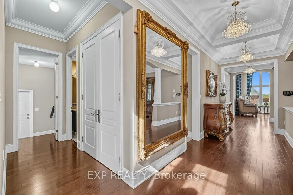 Photo 8 of 22 Longthorpe Court, Aurora, Bayview Southeast — HOMEH