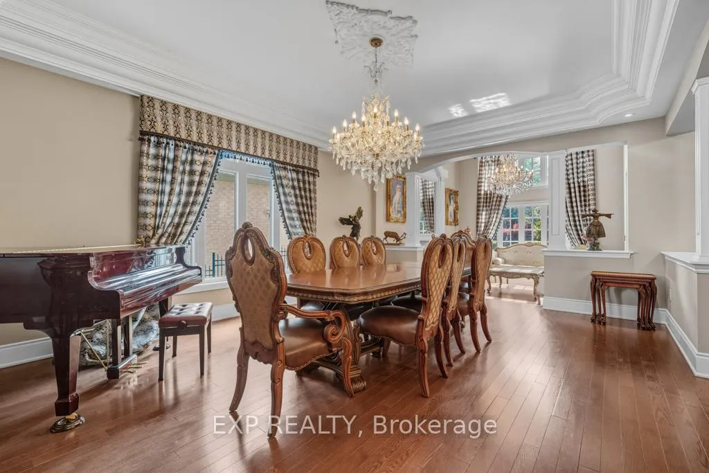 Photo 10 of 22 Longthorpe Court, Aurora, Bayview Southeast — HOMEH