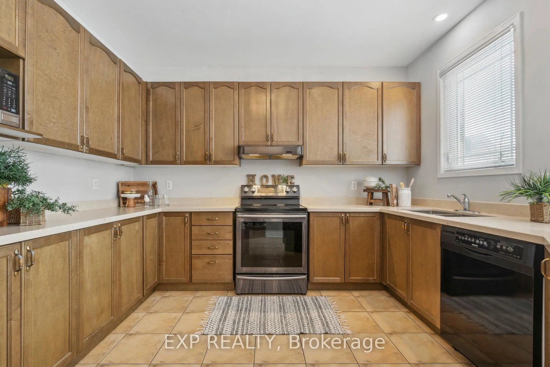 Photo 9 of 122 Bilbrough Street, Aurora, Bayview Northeast — HOMEH