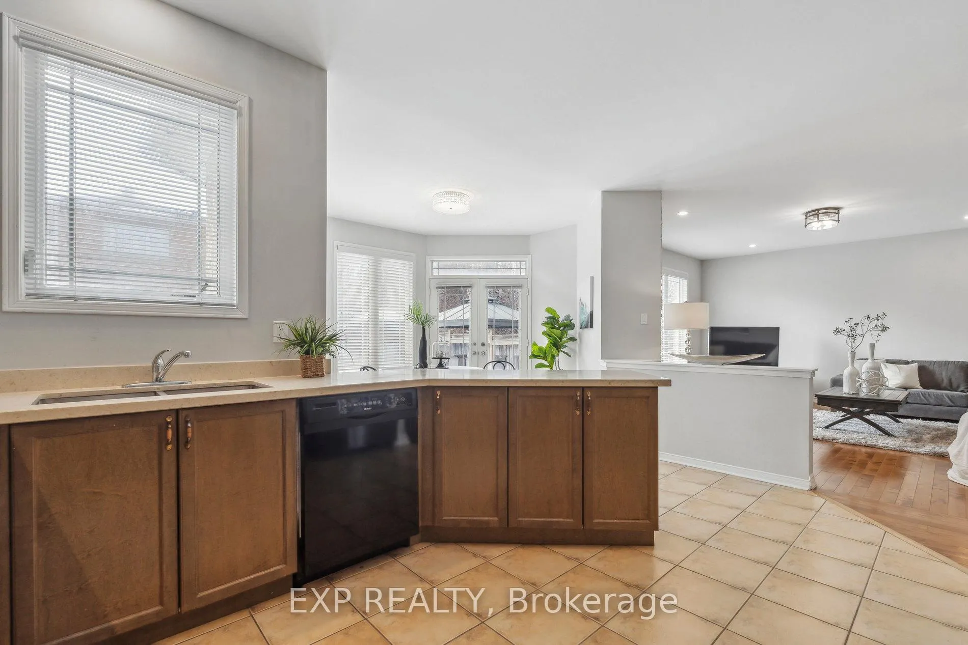 Photo 10 of 122 Bilbrough Street, Aurora, Bayview Northeast — HOMEH