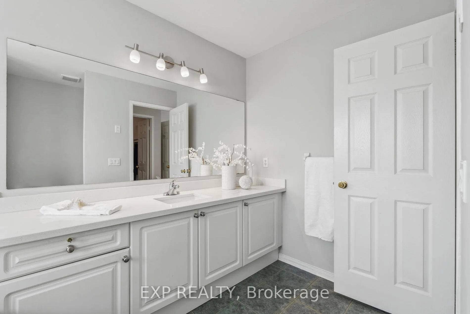 Photo 22 of 122 Bilbrough Street, Aurora, Bayview Northeast — HOMEH