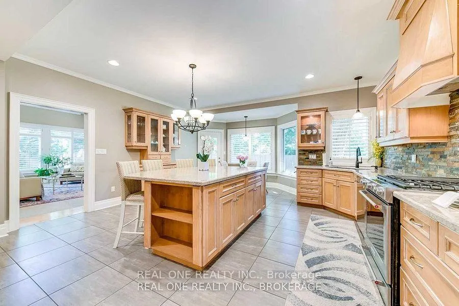 Photo 12 of 249 Poplar Drive, Oakville, Morrison — HOMEH