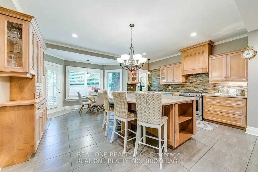 Photo 13 of 249 Poplar Drive, Oakville, Morrison — HOMEH