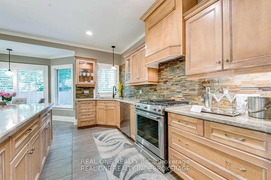 Photo 14 of 249 Poplar Drive, Oakville, Morrison — HOMEH