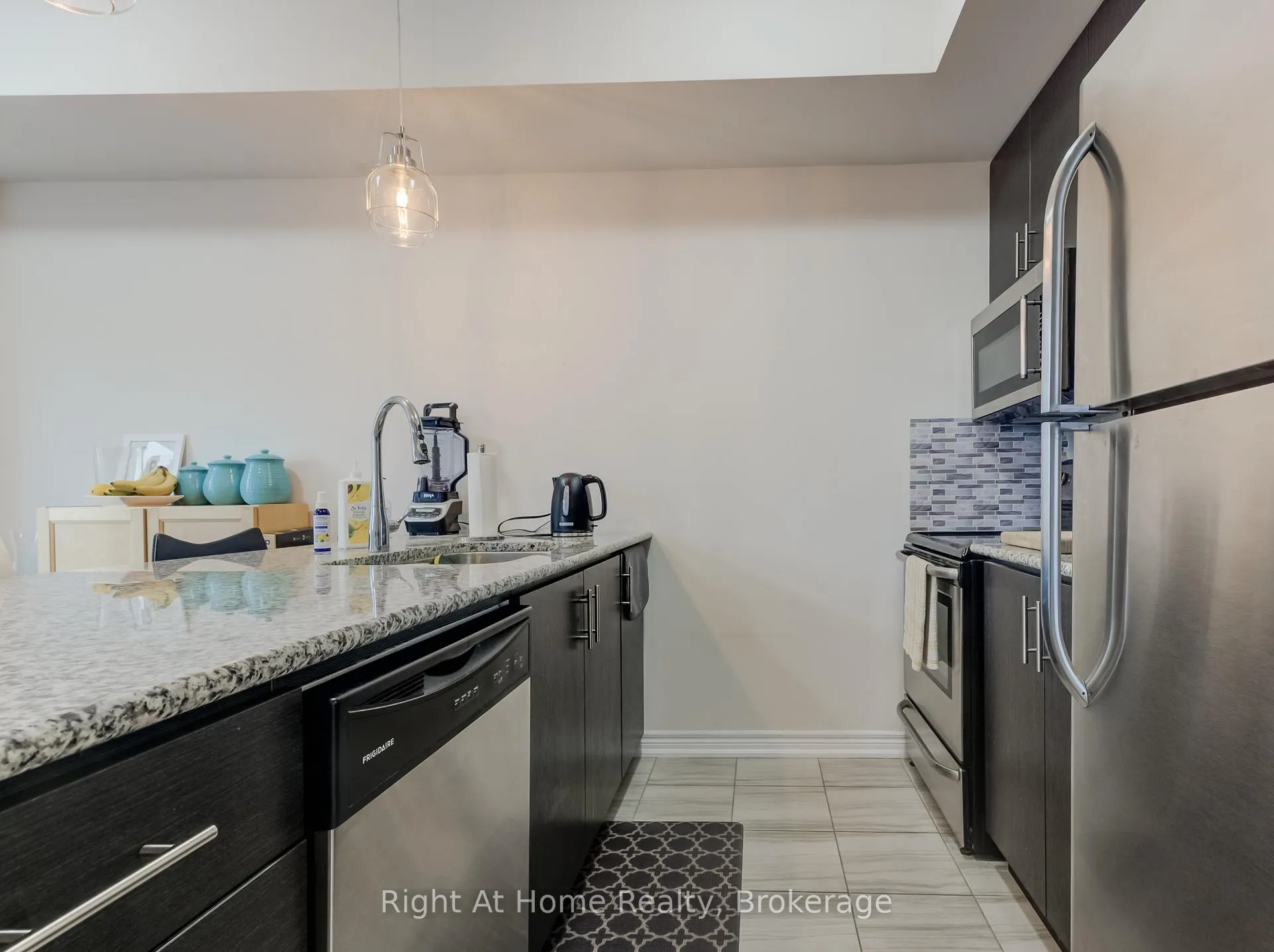 Photo 8 of 2364 Natasha Circle, Oakville, Bronte Creek — HOMEH
