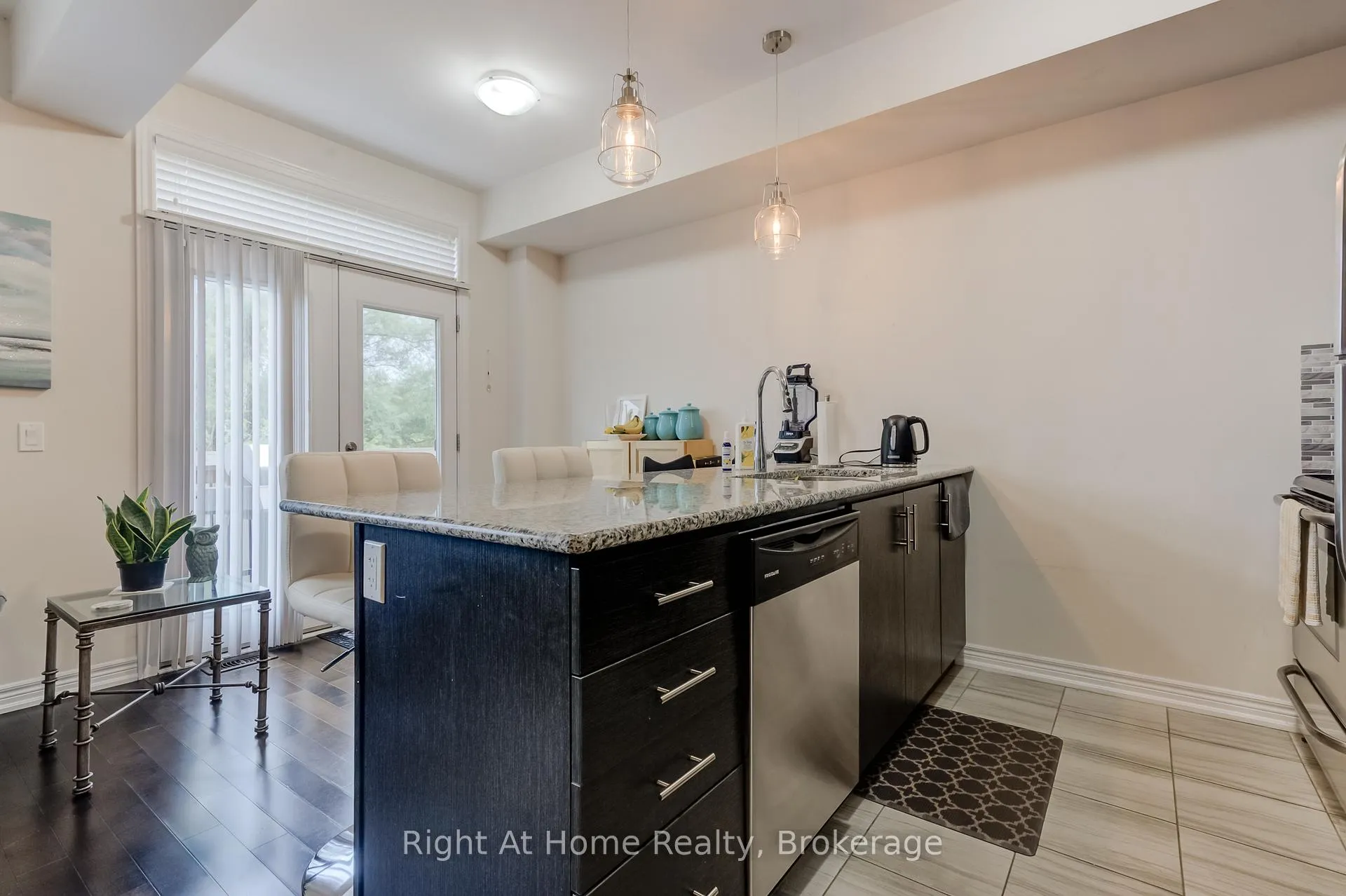 Photo 9 of 2364 Natasha Circle, Oakville, Bronte Creek — HOMEH