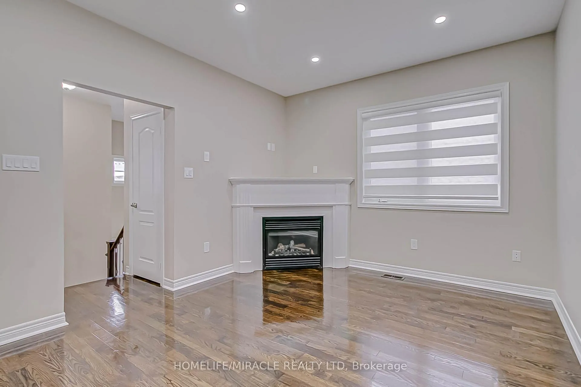 Photo 4 of 43 Canyon gate Crescent, Vaughan, Maple — HOMEH