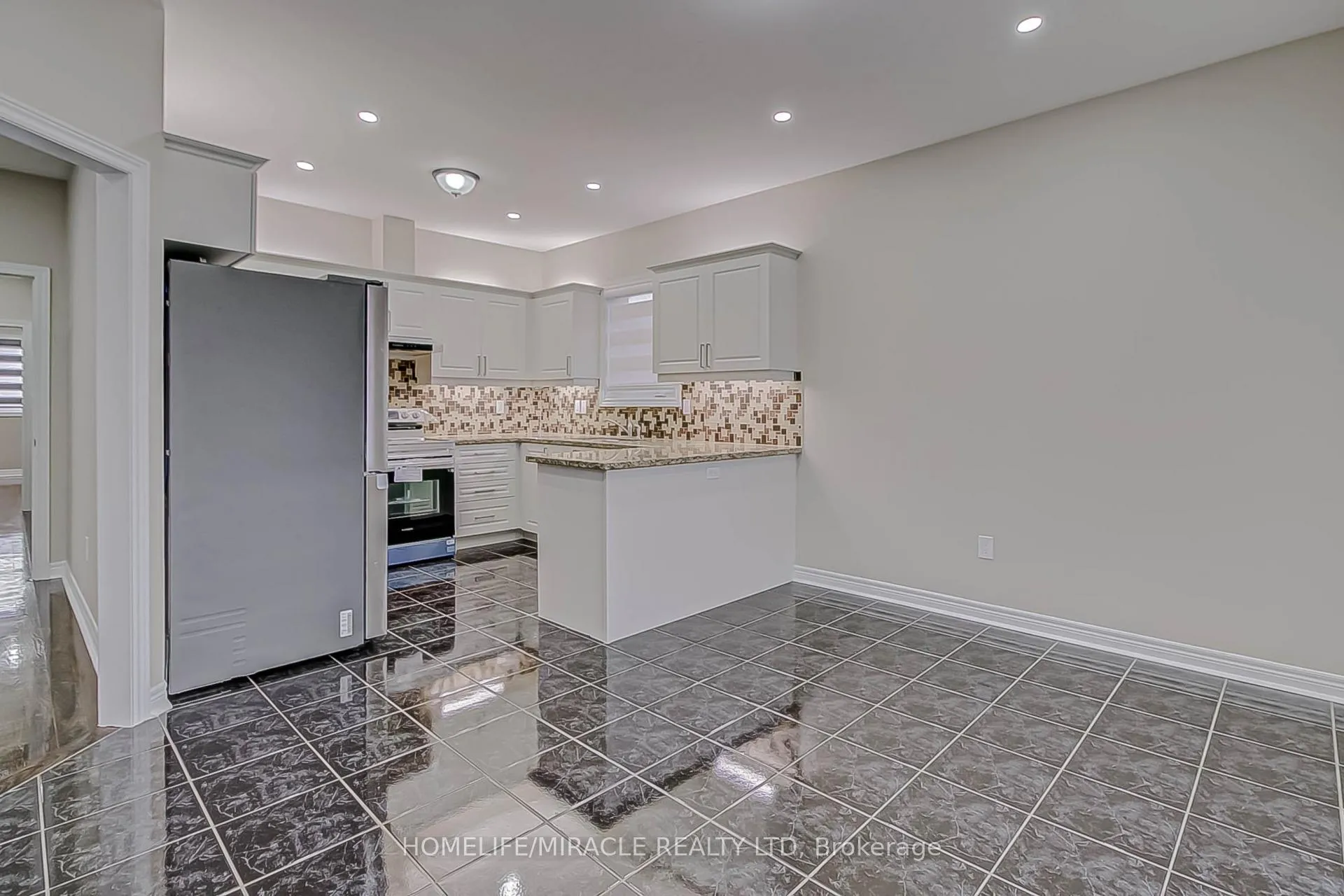 Photo 5 of 43 Canyon gate Crescent, Vaughan, Maple — HOMEH