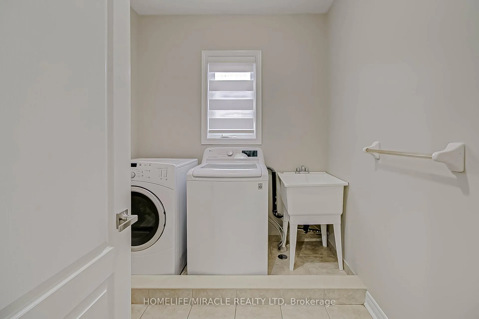 Photo 9 of 43 Canyon gate Crescent, Vaughan, Maple — HOMEH
