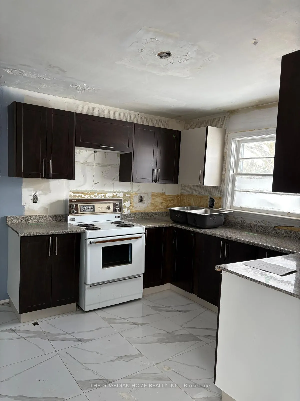 Photo 7 of 2 Edsall Avenue, Clarington, Bowmanville — HOMEH