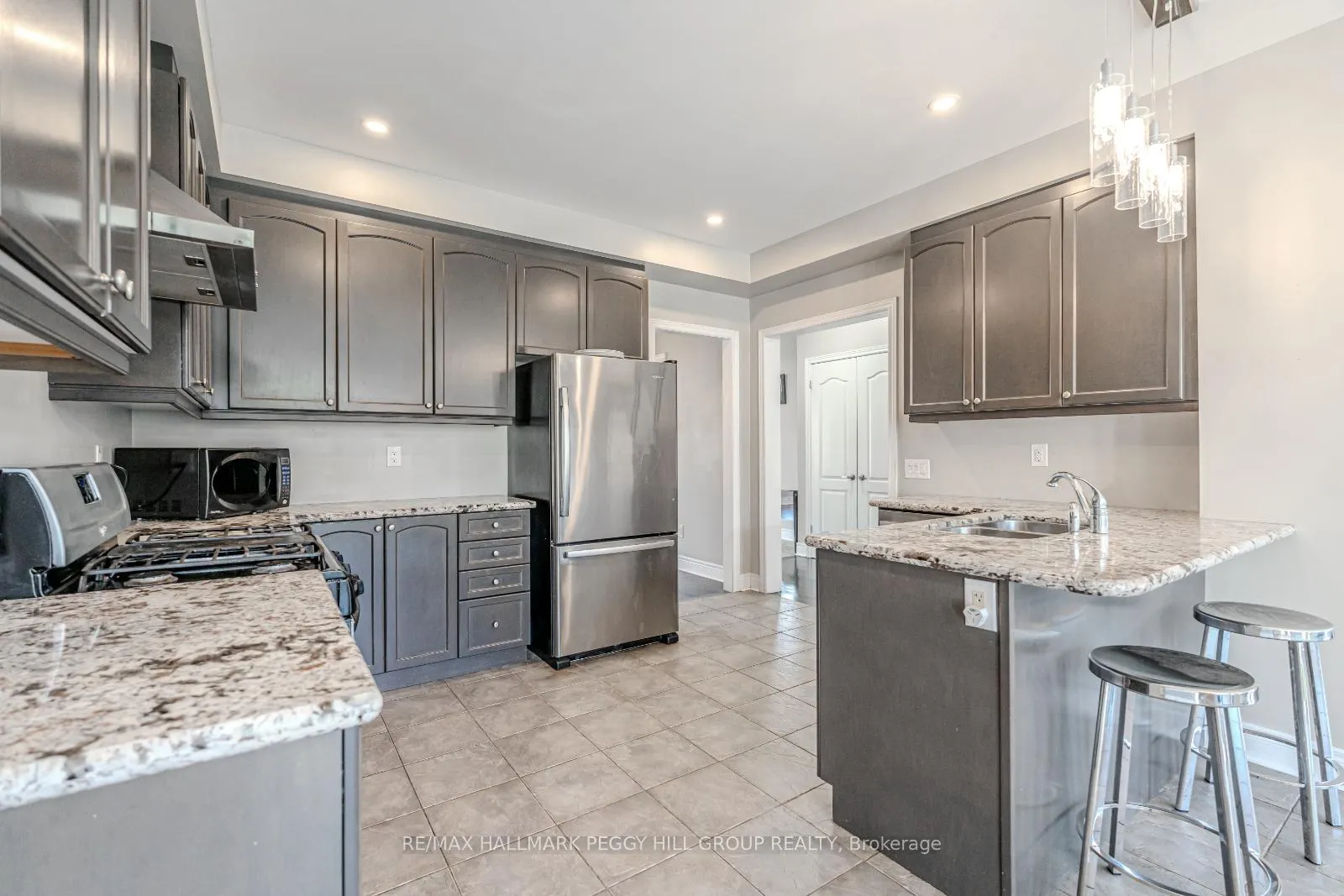 Photo 4 of 35 Royal Park Boulevard, Barrie, Bayshore — HOMEH
