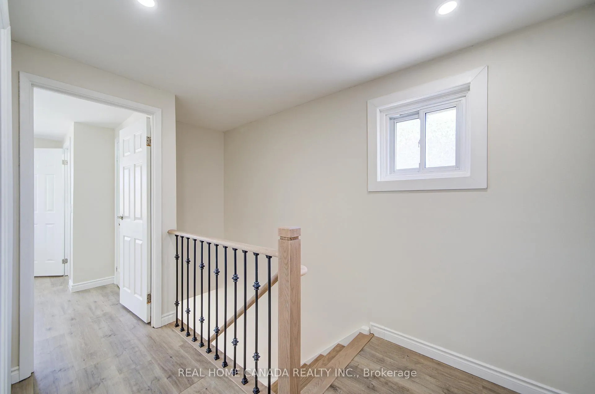 Photo 11 of 863 Derry Court, Oshawa, Vanier — HOMEH