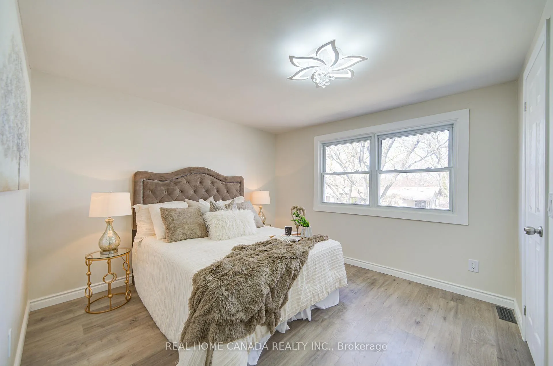 Photo 12 of 863 Derry Court, Oshawa, Vanier — HOMEH