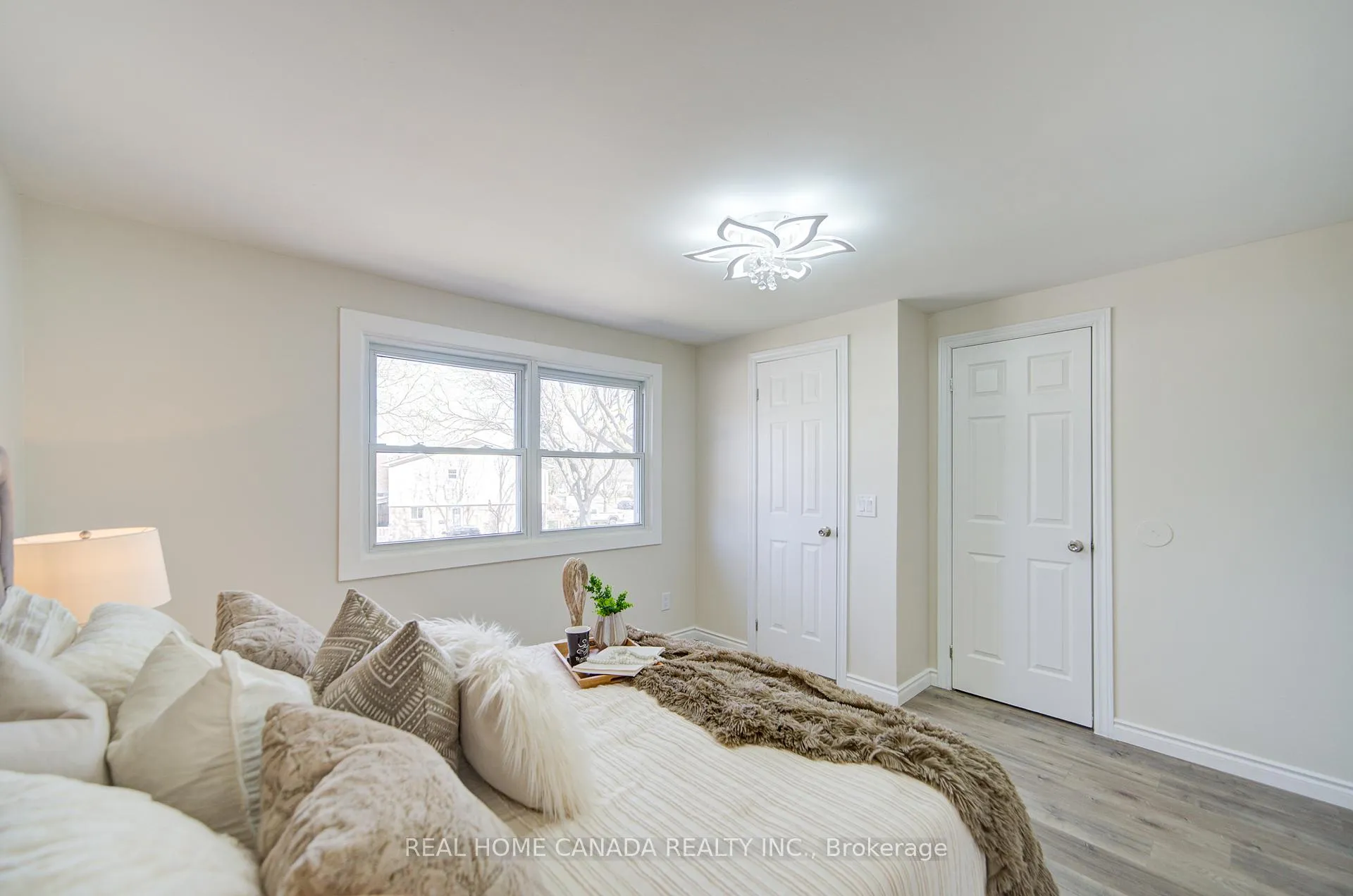 Photo 14 of 863 Derry Court, Oshawa, Vanier — HOMEH